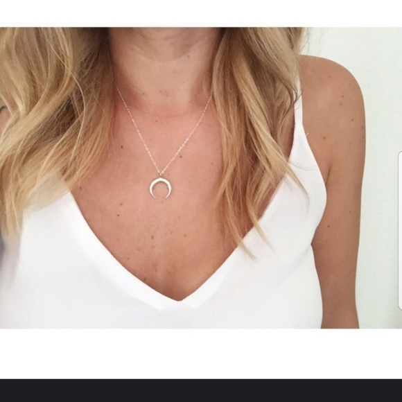 🌙🌙Very Cute Cresent  necklace in SILVER🌙🌙 - Picture 2 of 7
